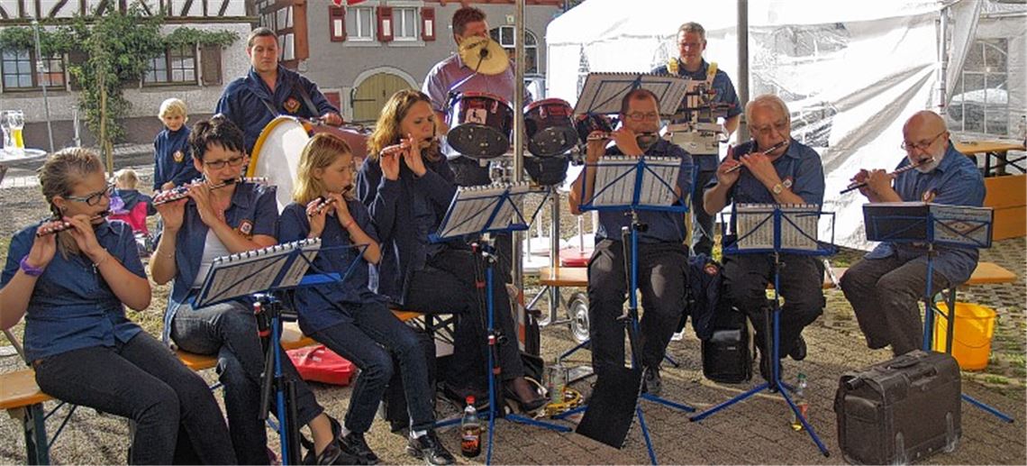 Mitglieder des Trommler- und Pfeiferkorps (TuP) sorgen für den schwungvollen Start.
