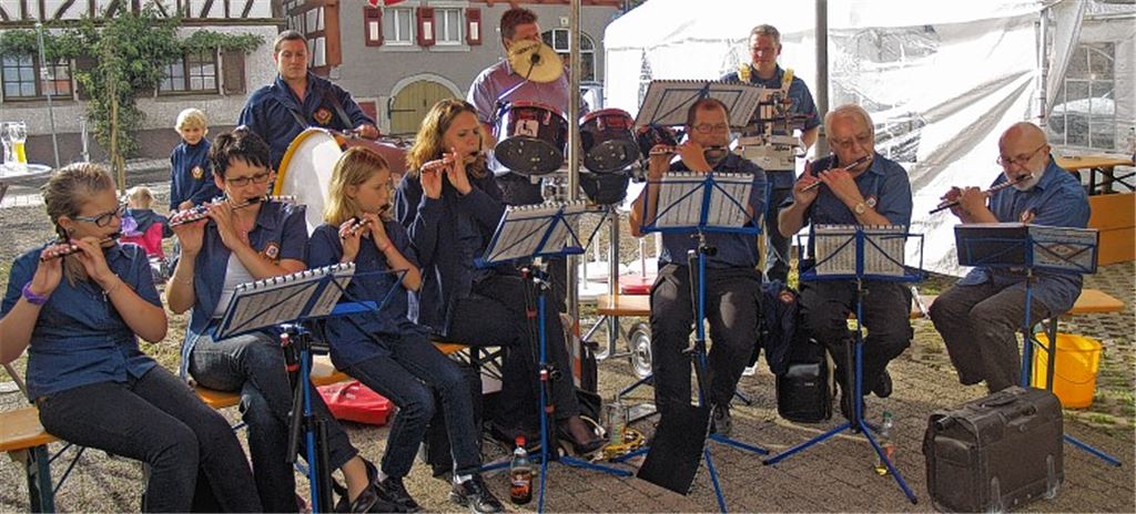 Mitglieder des Trommler- und Pfeiferkorps (TuP) sorgen für den schwungvollen Start.