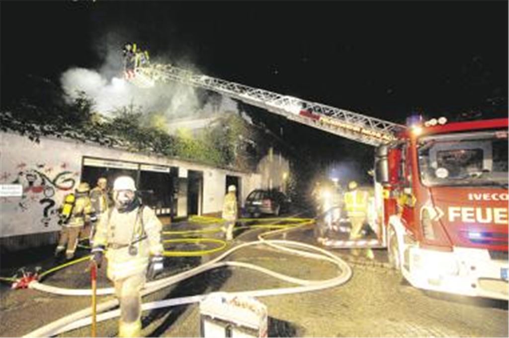 Mithilfe einer Wärmebildkamera spürt die Feuerwehr Brandnester auf.