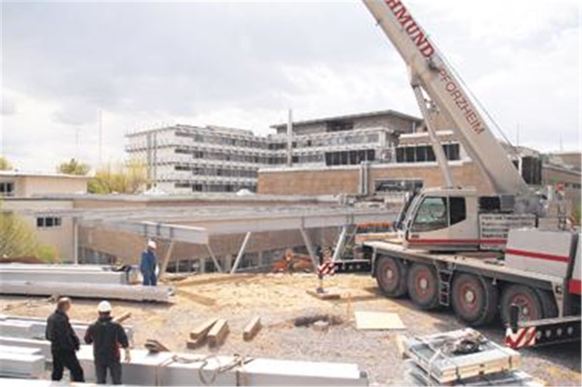 Mithilfe eines Autokrans wird die schwere Stahlbau-Unterkonstruktion am Mühlacker Krankenhaus auf der Nordostseite aufgebaut. Auf die Unterkonstruktion werden vier OP-Module gesetzt. Die Operationssäle stehen den Medizinern Anfang Juli zur Verfügung.
Foto: Franz