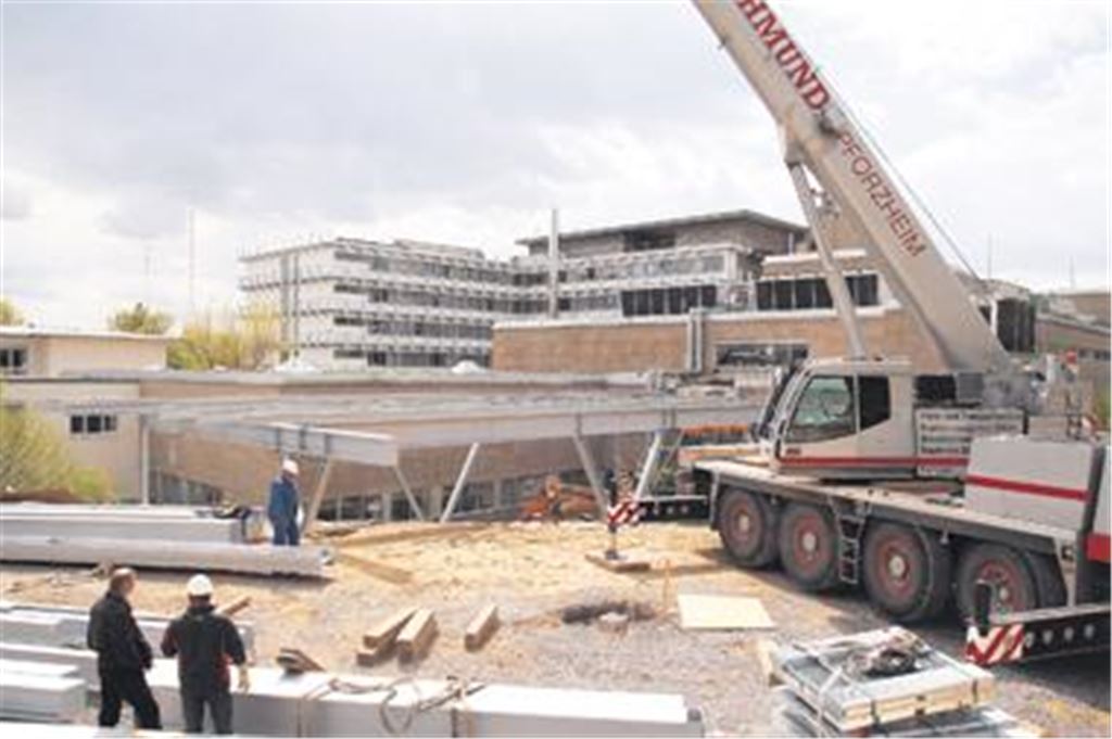 Mithilfe eines Autokrans wird die schwere Stahlbau-Unterkonstruktion am Mühlacker Krankenhaus auf der Nordostseite aufgebaut. Auf die Unterkonstruktion werden vier OP-Module gesetzt. Die Operationssäle stehen den Medizinern Anfang Juli zur Verfügung.
Foto: Franz