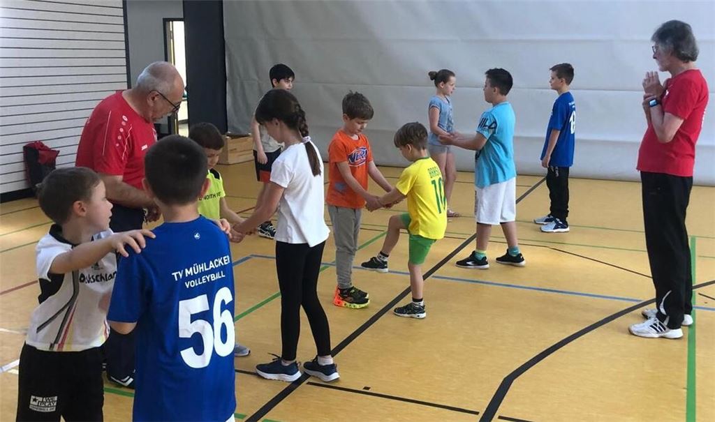 Mithilfe von praktischen Übungen zeigt Luis Escolano von Taekwondo Mühlacker (li.) den Kindern, wie sie sich im Notfall wehren können. 