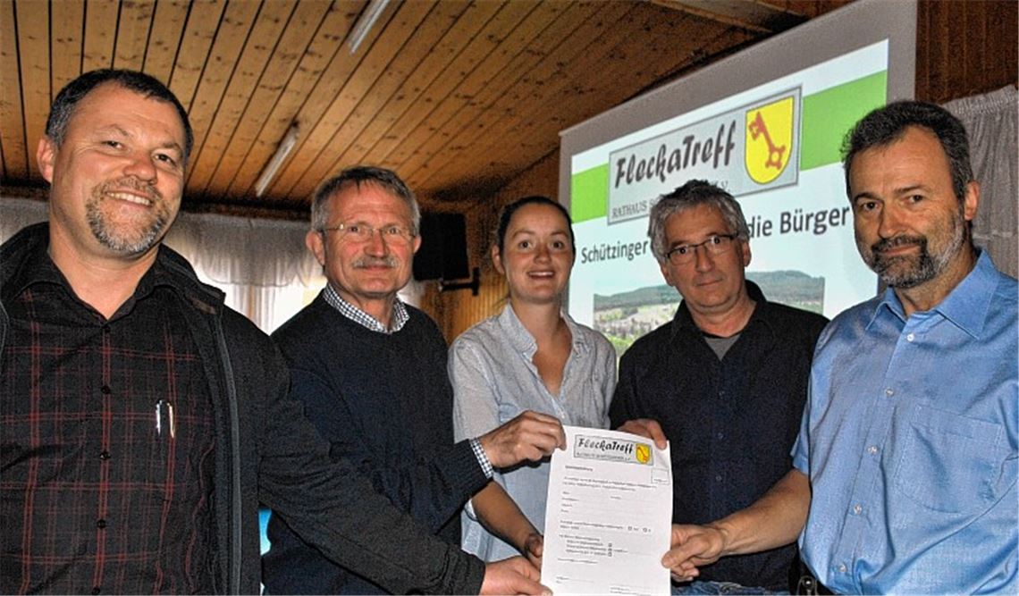 „Mitmachen!“: Um Unterstützung werben vom Verein „FleckaTreff“ (v. li.) Wolfgang Currle (zweiter Vorsitzender), Manfred Schmidt-Lüttmann (Schriftführer), Yvonne Schoening (Beisitzerin), Wolfgang Körber (Kassierer) und Jürgen Claß (Erster Vorsitzender).