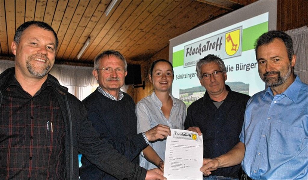 „Mitmachen!“: Um Unterstützung werben vom Verein „FleckaTreff“ (v. li.) Wolfgang Currle (zweiter Vorsitzender), Manfred Schmidt-Lüttmann (Schriftführer), Yvonne Schoening (Beisitzerin), Wolfgang Körber (Kassierer) und Jürgen Claß (Erster Vorsitzender).