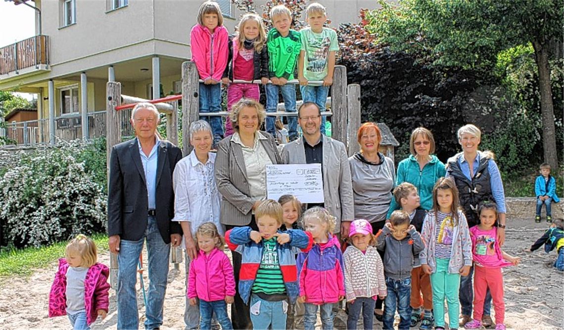 Mitorganisatorin Bärbel König (3.v.li.) überreicht den symbolischen Spendenscheck an Maulbronns Pfarrer Ernst-Dietrich Egerer, der Dekan Ulf van Luijk vertritt.