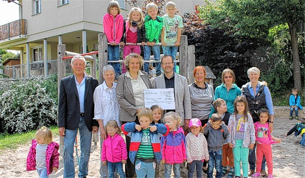 Mitorganisatorin Bärbel König (3.v.li.) überreicht den symbolischen Spendenscheck an Maulbronns Pfarrer Ernst-Dietrich Egerer, der Dekan Ulf van Luijk vertritt.