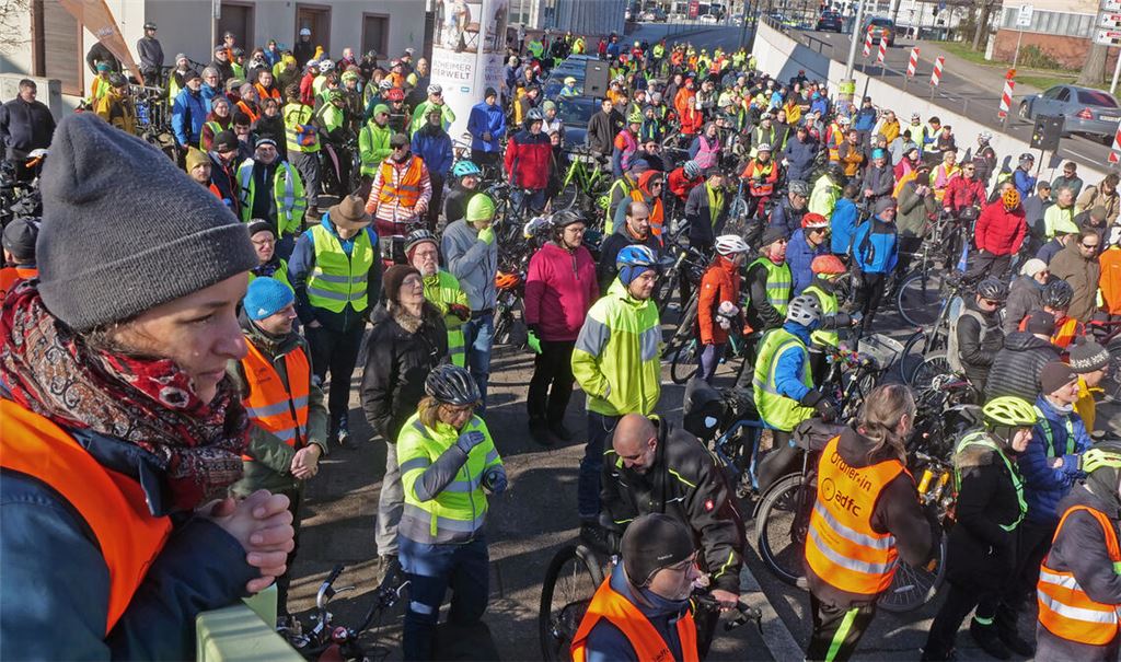 Mitorganisatorin Marthe Soncourt (li.) freut sich über viele hundert Teilnehmer bei der Gedenkfahrt in Pforzheim. 