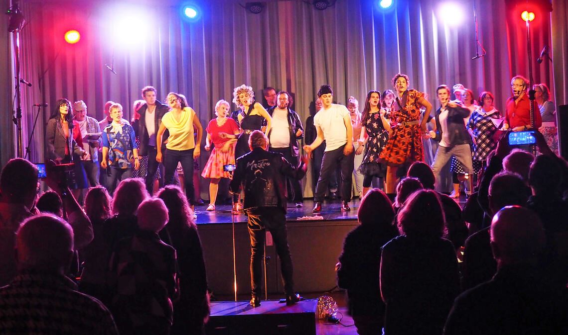 Mitreißender Auftritt: Chor, Solisten und Band entführen das Publikum in Maulbronn in den Rhythmus und den unverwechselbaren Retro-Charme der 50er Jahre. Fotos: Müller