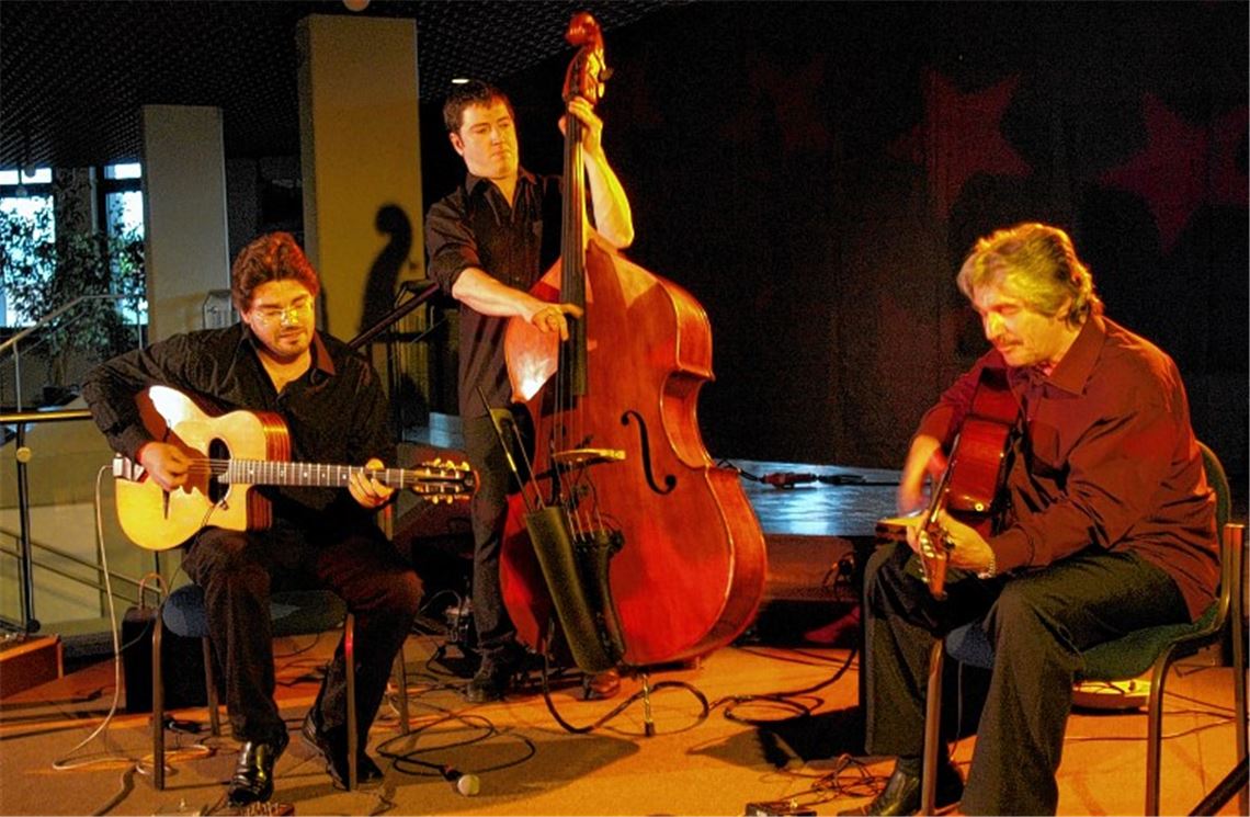 Mitreißender Auftritt: Joscho Stephan (Gipsy-Jazz-Gitarre), Günter Stephan (Rhythmusgitarre) und Volker Kamp (Bass).