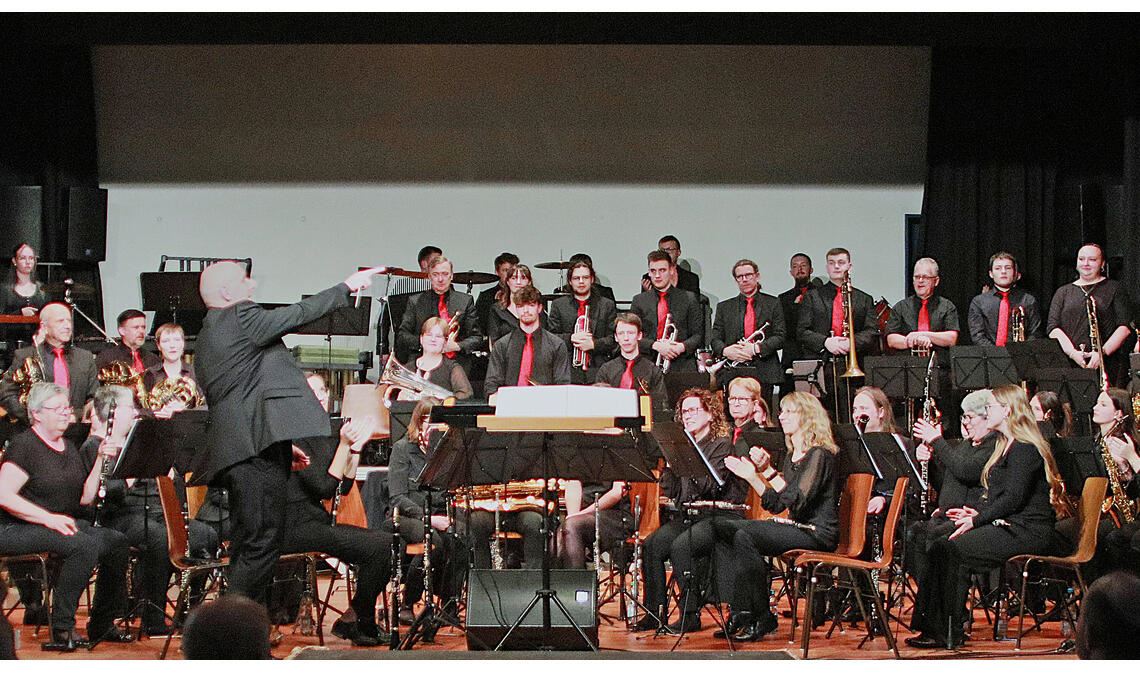Mitreißendes Programm: das große Blasorchester des Musikvereins Freudenstein beim Konzert in Diefenbach. Foto: Weber