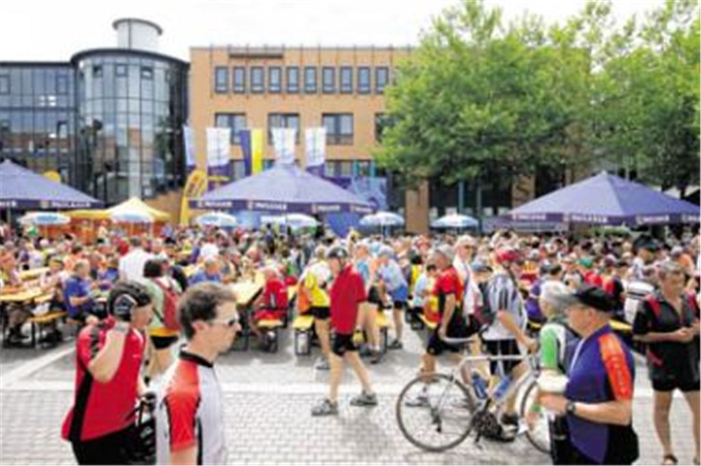 Mittagspause: Auf ihrer zweiten Etappe von Bad Schönborn nach Bad Liebenzell macht die Tour de Ländle Station in Mühlacker. Foto: Tilo Keller