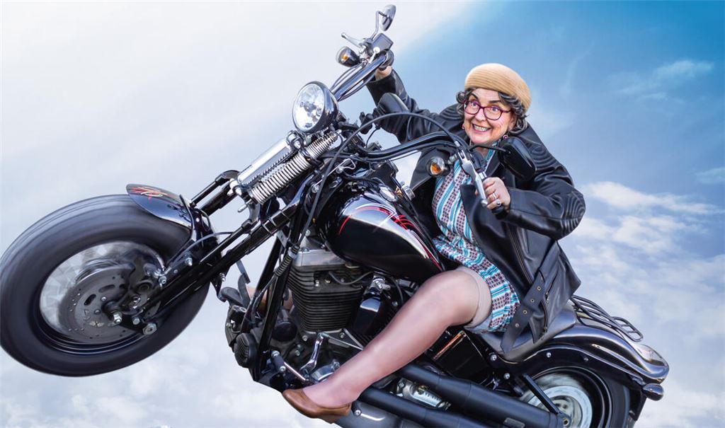 Mitte März kommenden Jahres zu Gast im „Spatzabrettle“: Alice Hofmann, bekannt als „Hilde Becker“, zeigt ihr Programm „Torschluss Panik“. Foto: Spatzabrettle/privat