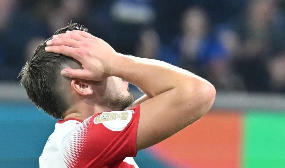 Mitte der 2. Halbzeit vergibt Ermedin Demirović zwei Großchancen.
