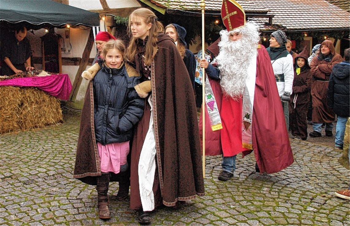 Mittelalterliches Treiben herrscht bei den Weihnachtsgaden in der historischen Lienzinger Ortsmitte. Fotos: Appich