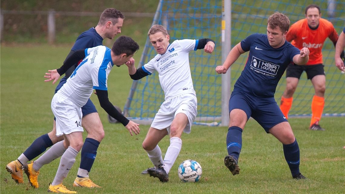 Mittelfeldspieler Kai Schwägerl (in Weiß) behauptet den Ball, links lauert der spätere Dreifachtorschütze Ufuk Kocaoglu. Foto: Fotomoment