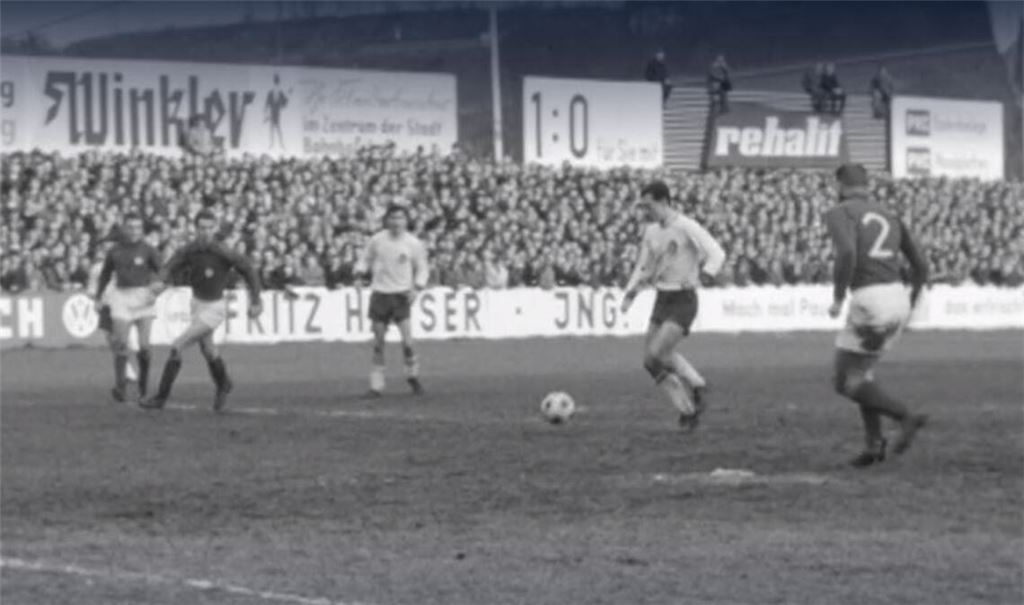 Mittelläufer Franz Beckenbauer (am Ball) erzielte am 13. Dezember 1964 vor 10 000 Zuschauern im Brötzinger Tal das 1:0 beim 4:1 Sieg des FC Bayern München beim 1. FC Pforzheim.
