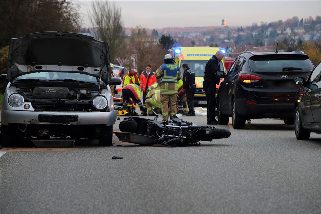 Mittelschwere Verletzungen hat ein 17-jähriger Mopedfahrer erlitten, der beim Überholen eines Lasters mit einem entgegenkommenden Kleinwagen kollidierte.  Foto: Recken