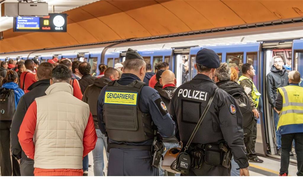 Mitten auf dem Weg zum Stadion wird ein U-Bahn-Sonderzug mit 1.000 Fans  lahmgelegt.