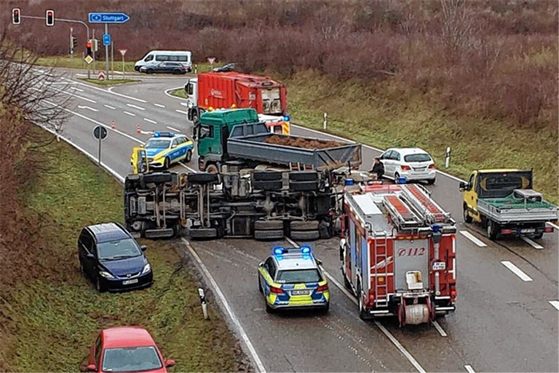 Betonmischer stürzt auf der B294 um
