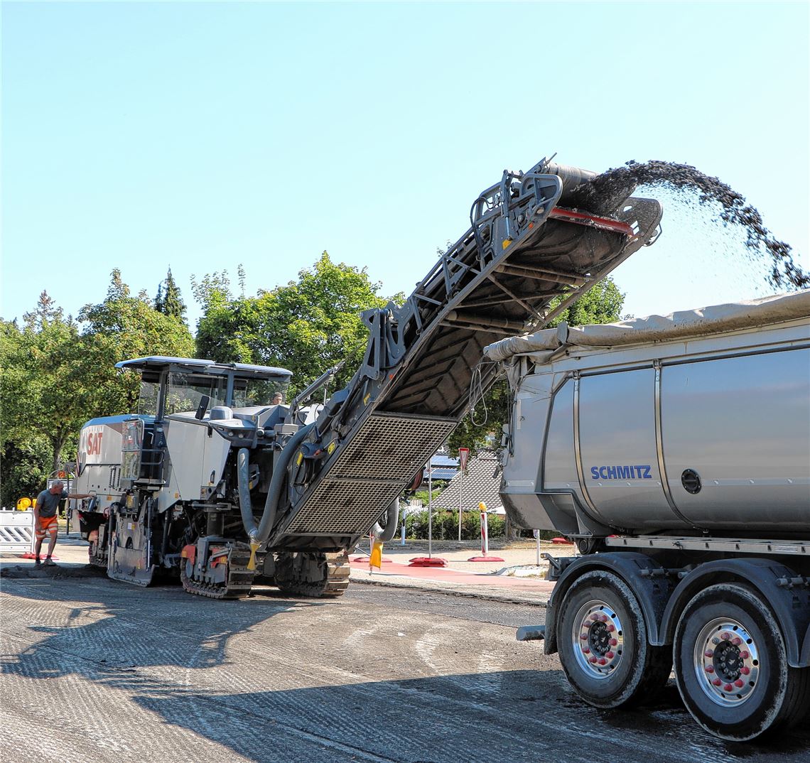 Mitten in der Hitzewelle wird derzeit der marode Fahrbahnbelag der Landesstraße 1134 zwischen Lienzingen nach Mühlacker saniert. Links im Bild die Großfräsmaschine, mit deren Hilfe die Straßenarbeiter auch auf Höhe der Frauenkirche die alte Asphaltschicht abtragen. Fotos: Willimek