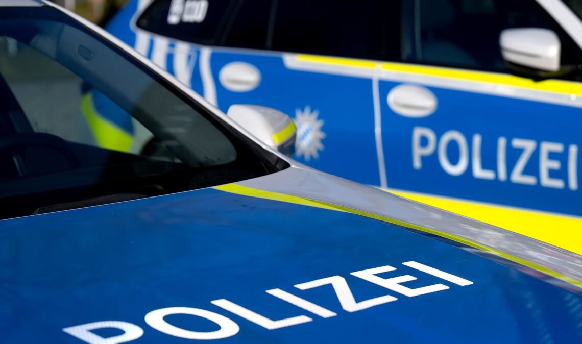 Mitten in der Nacht sollen vier junge Männer in der Oberpfalz Ortsschilder und Verkehrszeichen gestohlen haben (Symbolfoto).