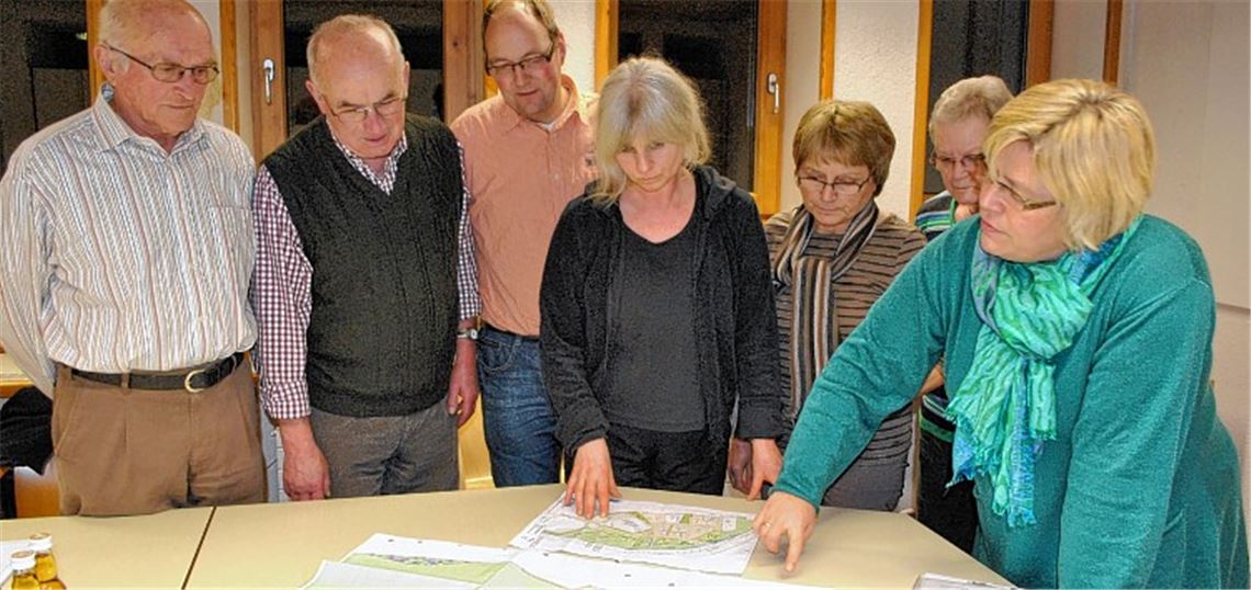 Mitten in der Planung mit Johanna Bächle (re.): Als Teilnehmer am Gartenschau-Bürgerprojekt „Fitnesspfad an der Enz“ wollen (v. li.) Horst Schulzek, Heiner Dürr, Tobias Nonnenmann, Gudrun Weisenburger, Helene Daum und Doris Fronmüller die Lust an der Bewegung wecken.