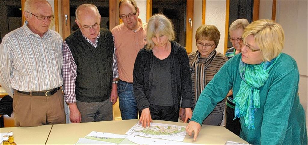 Mitten in der Planung mit Johanna Bächle (re.): Als Teilnehmer am Gartenschau-Bürgerprojekt „Fitnesspfad an der Enz“ wollen (v. li.) Horst Schulzek, Heiner Dürr, Tobias Nonnenmann, Gudrun Weisenburger, Helene Daum und Doris Fronmüller die Lust an der Bewegung wecken.
