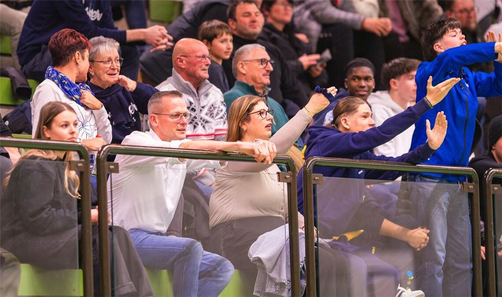 Mittendrin, statt nur dabei: Der neue Rathauschef Stephan Retter – im weißen Hemd – fiebert bei den Spielen des Hallenstadtpokal-Turniers auf der Tribüne mit. Foto: Schüller