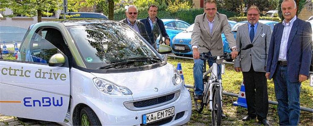 Mobil mit Strom: Werner Wöhr vom ABDT, Kurt Bickel und Michael Hildwein vom TeleGIS (v. re.) sowie Bürgermeister-Stellvertreter Hans-Dieter Schäfer probieren verschiedene Fahrzeuge aus. Foto: Garhöfer