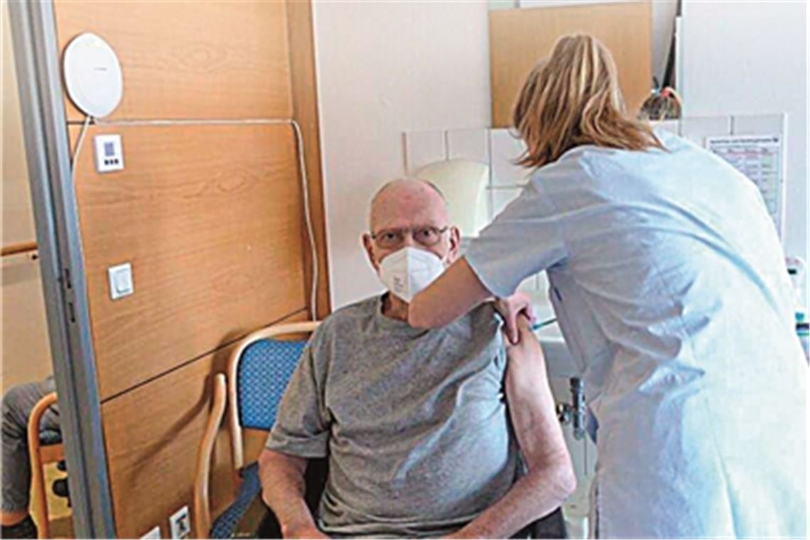 Mobile Impfteams – im Bild eine Szene vom Einsatz Anfang März im DRK-Seniorenzentrum Ötisheim – sollen helfen, die Lücke bei den Impfangeboten zu schließen. Foto: Archiv