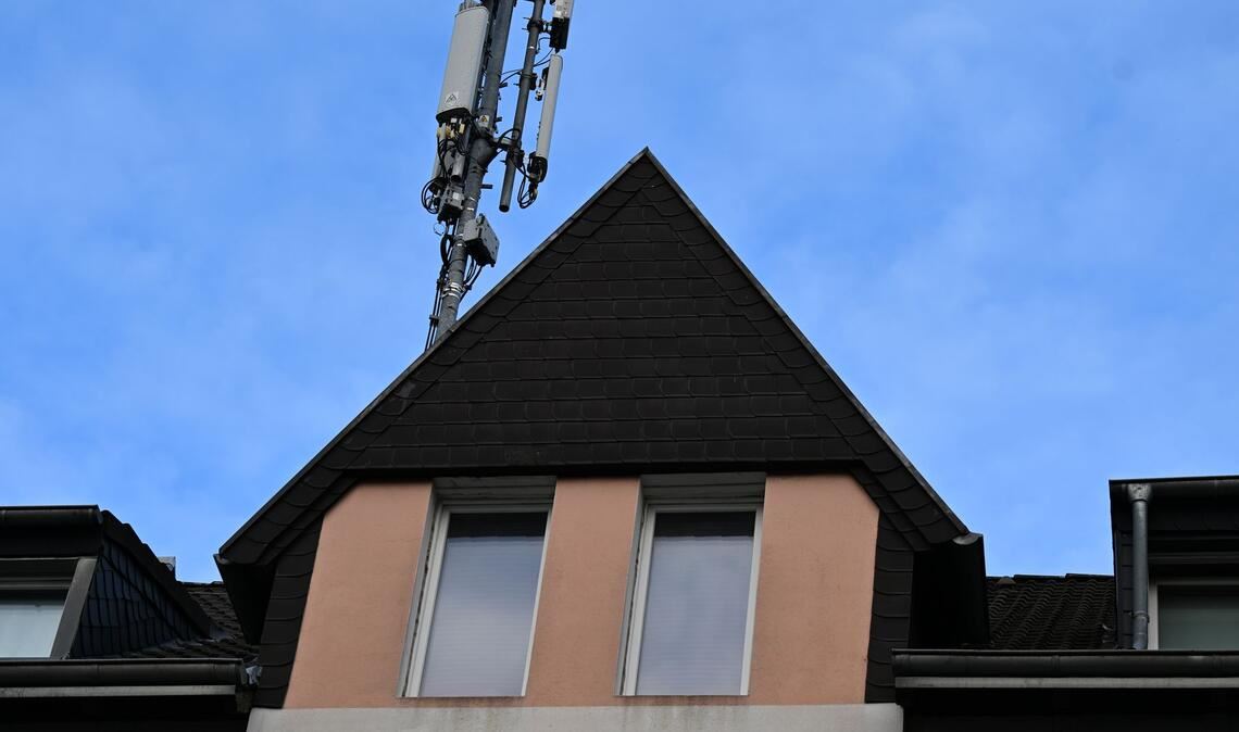 Mobilfunk-Antennen auf einem Düsseldorfer Wohnhaus - auch hier dürfte der Datenverkehr gestiegen sein.