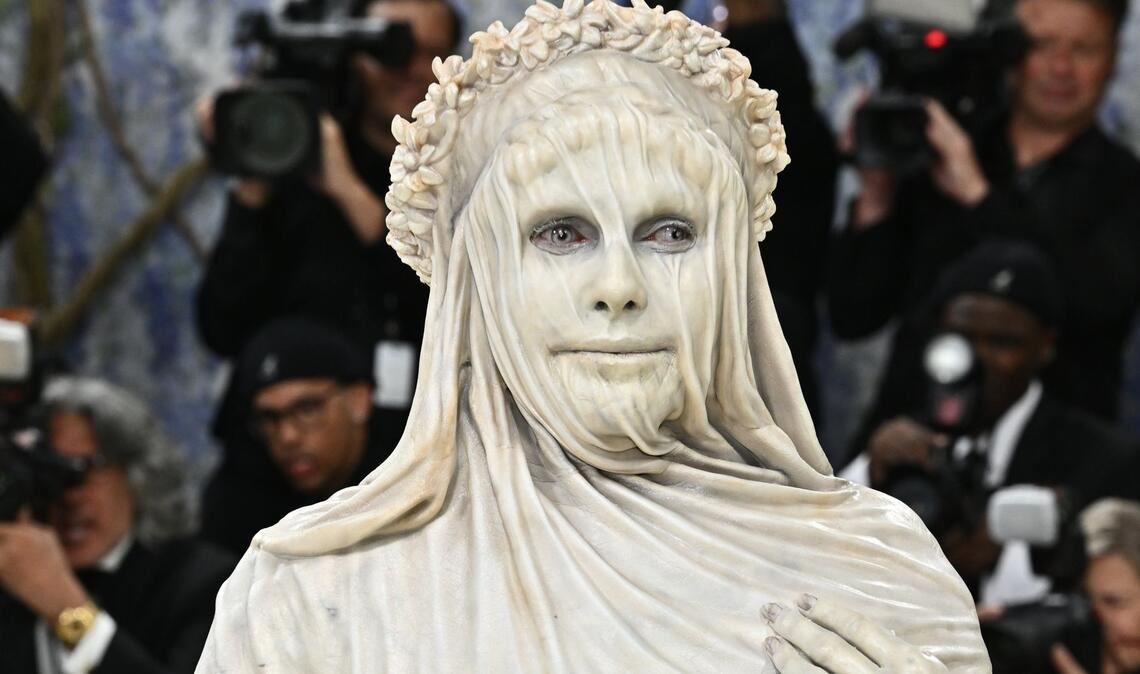 Model Heidi Klum erschien verkleidet als Statue zur Met-Gala.