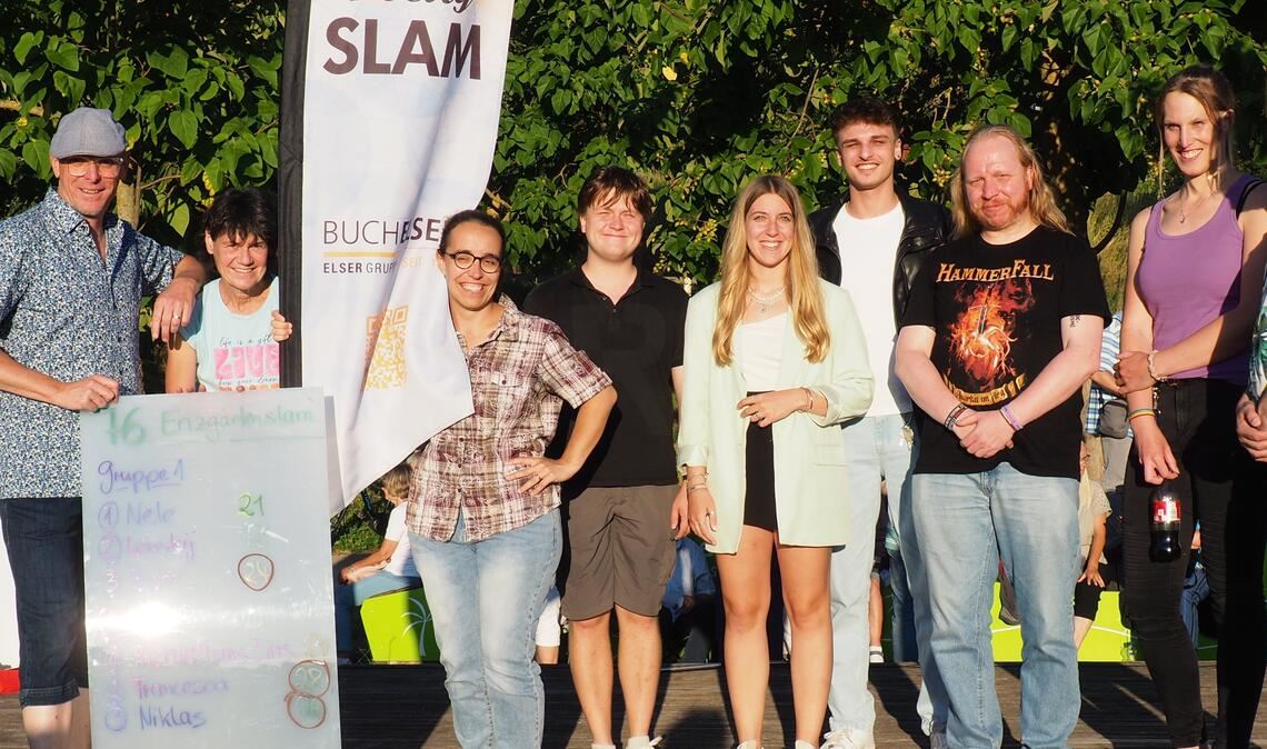 Moderator Achim Dürr, Angelika Wetzel und Slam-Masterin Ramona Deeg (v.li.) freuen sich mit den Poetinnen und Poeten über einen gelungenen Enzgärtenslam auf der Mühlacker Tagblatt Leseinsel. Foto: Müller