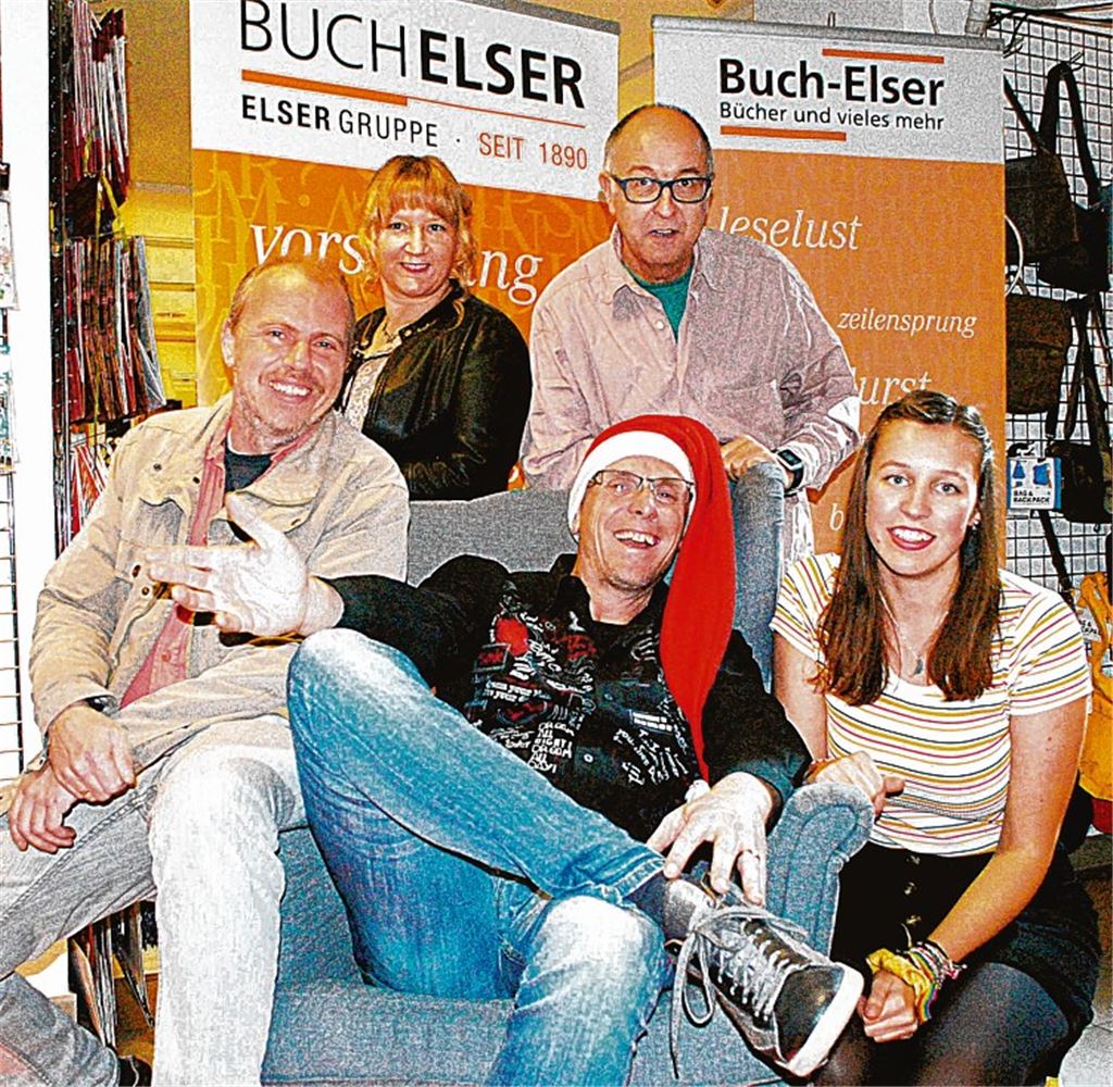 Moderator Achim Dürr (Mitte) und die Poetry Slammer des Abends.Fotos: Stahlfeld