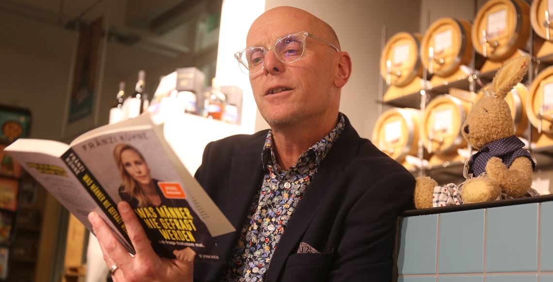 Moderator Achim Dürr, der bekennend erst durch die „Wein und Buch“-Veranstaltungen regelmäßig liest, präsentiert einen Ausschnitt aus dem Bestseller von Fränzi Kühne.Fotos: Deeg