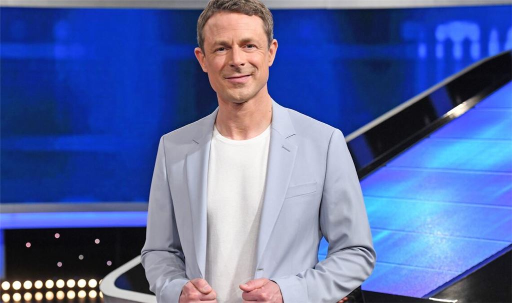 Moderator Alexander Bommes in Studiokulisse.
