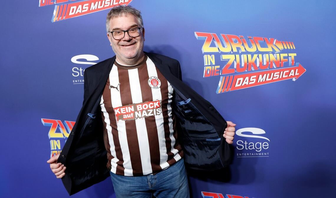 Moderator Elton zeigte sich auf dem Roten Teppich