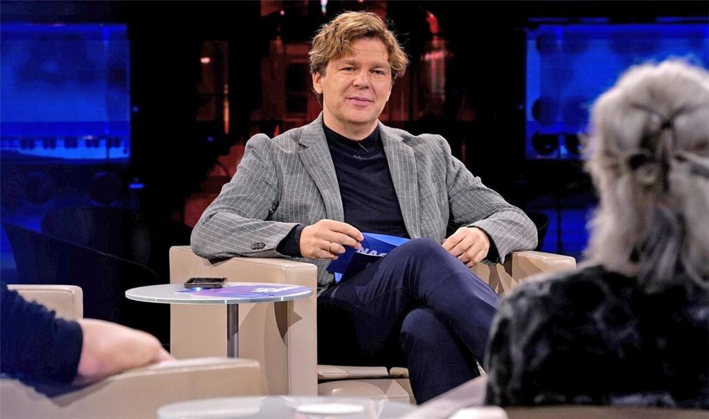 Moderator Michael Steinbrecher präsentiert das "Nachtcafé".