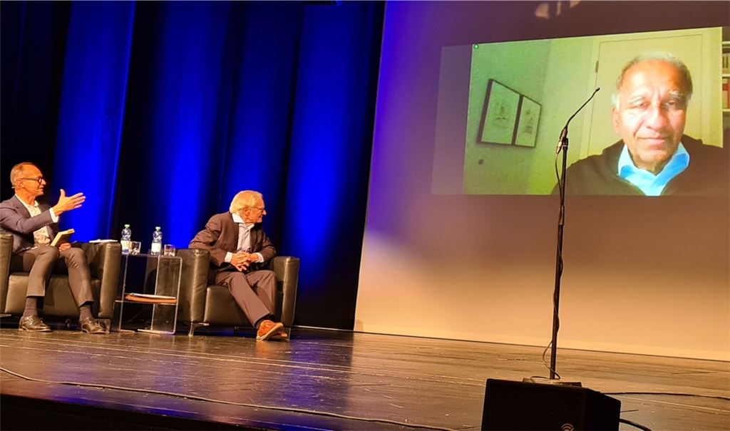 Moderator Philipp Reisert, Erich Zahn vom Club of Rome und Klimaforscher Mojib Latif, der live aus Hamburg zugeschaltet ist. Foto: Metzbaur