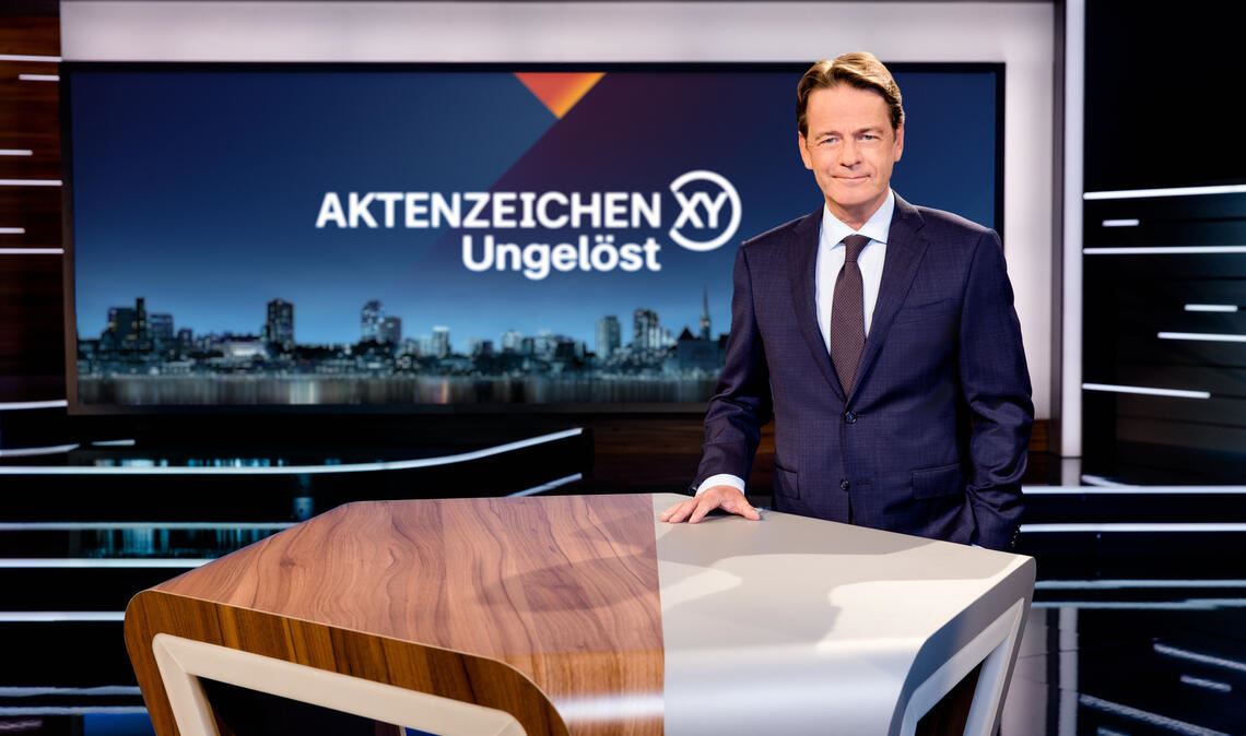 Moderator Rudi Cerne im Studio