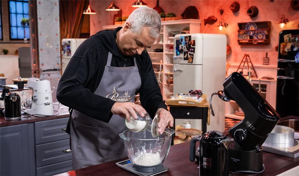 Moderator und Komiker Thomas Hermanns muss beim Backen Fingerspitzengefühl beweisen.