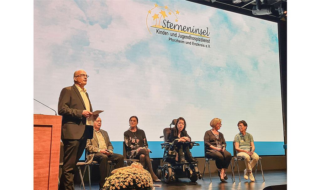 Moderator und Zauberkünstler Ulrich Speer (v.li.), Gründungsmitglied Reinhold Varwig, Sandra Baumann und Samira, die bei der Sterneninsel Hilfe fanden, Angelika Miko, Mitgründerin, und Dorothea Grüne, ehrenamtliche Familienbegleiterin. Fotos: Metzbaur