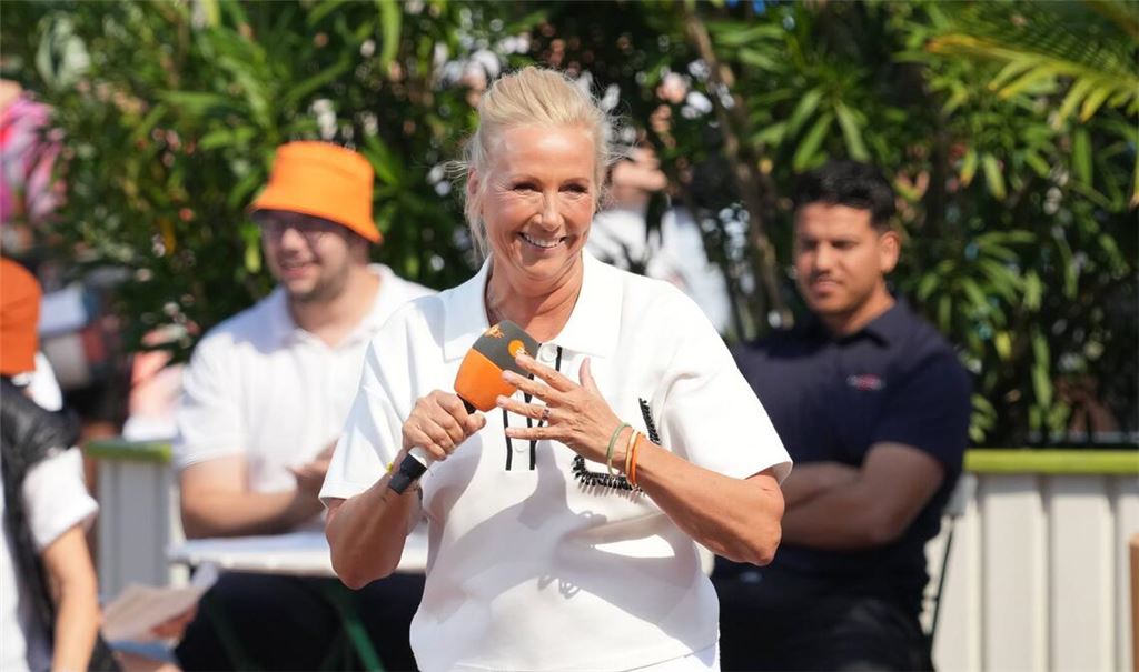 Moderatorin Andrea "Kiwi" Kiewel begrüßt Stars wie die Amigos, Bernhard Brink und viele mehr.