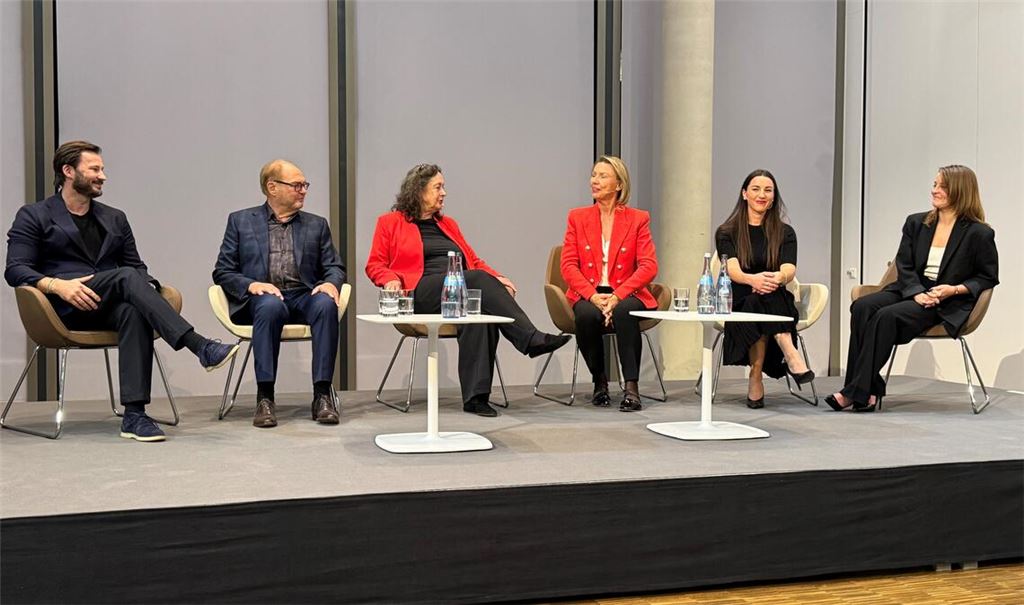Moderatorin Dona Kujacinski (3.v.li.) befragt Michael Lindner (2.v.li.), seine Frau Daniela (3.v.re.) und die Kinder Nicolas, Alicia und Patricia Lindner (re.). Fotos: privat