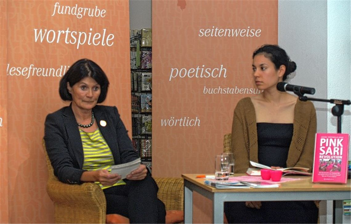 Moderatorin Dr. Karina Klein(li.) und Autorin Amana Fontanella-Khan. Foto: Filitz