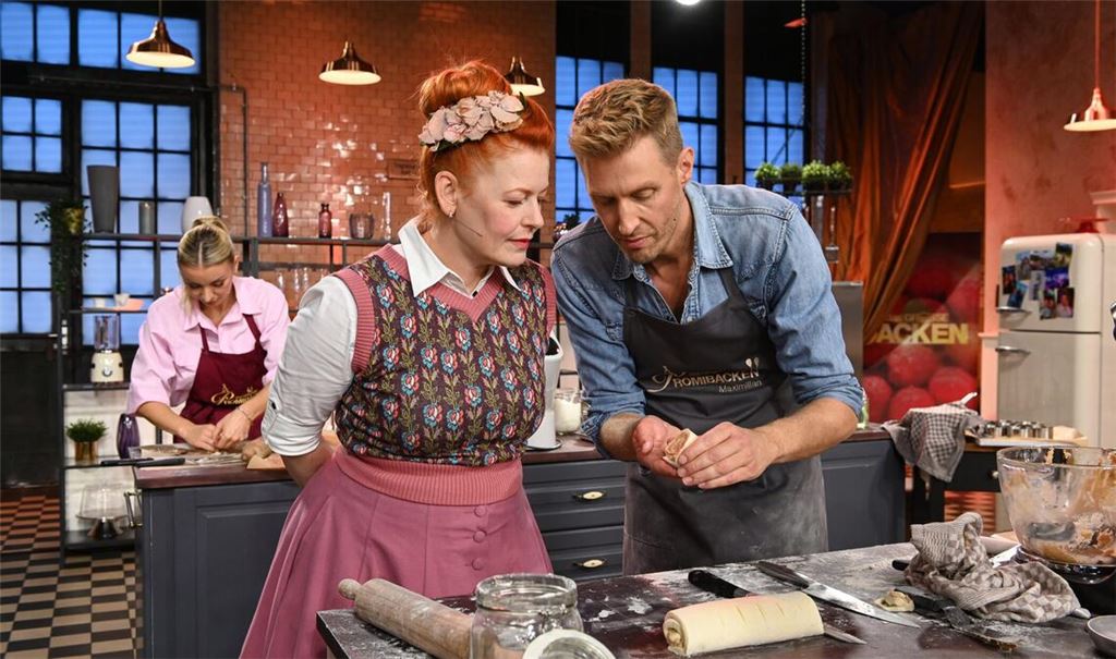 Moderatorin Enie van de Meiklokjes schaut Maximilian Arland über die Schulter.