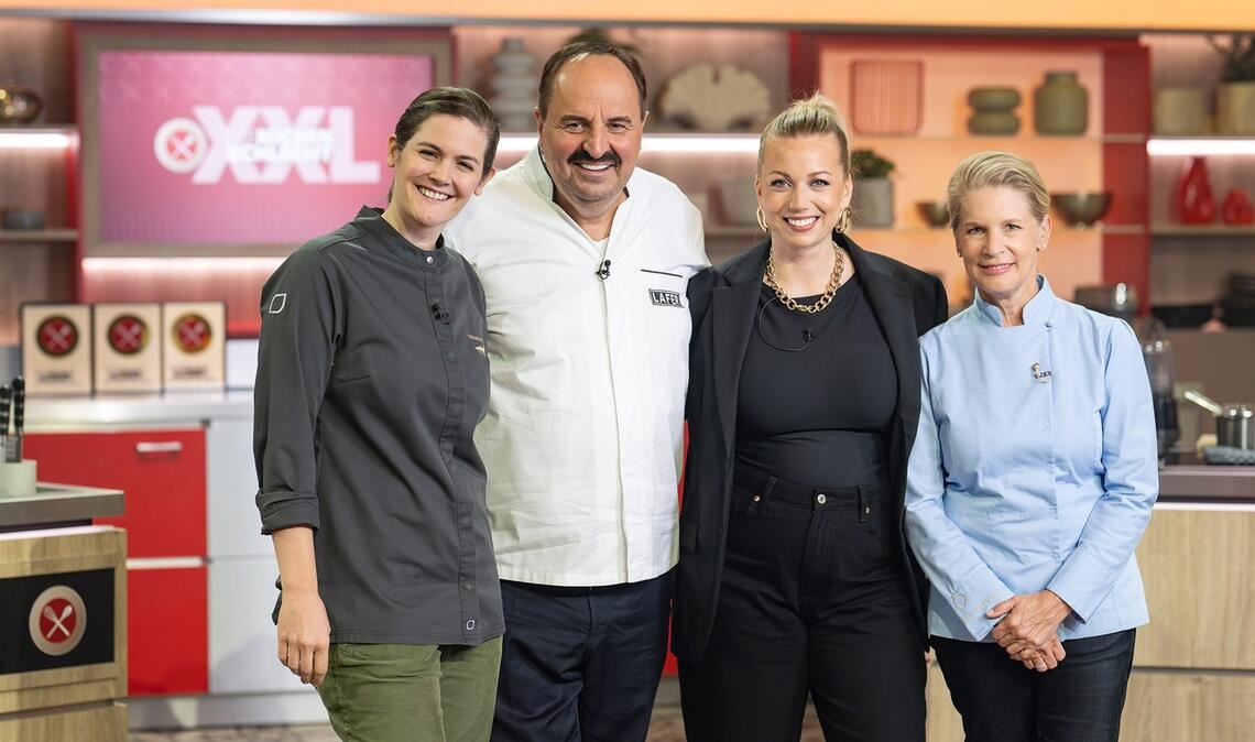 Moderatorin Zora Klipp (2. v. re.) und die Profiköche Viktoria Fuchs, Johann Lafer und Cornelia Poletto (v. li.) in "Die Küchenschlacht XXL"