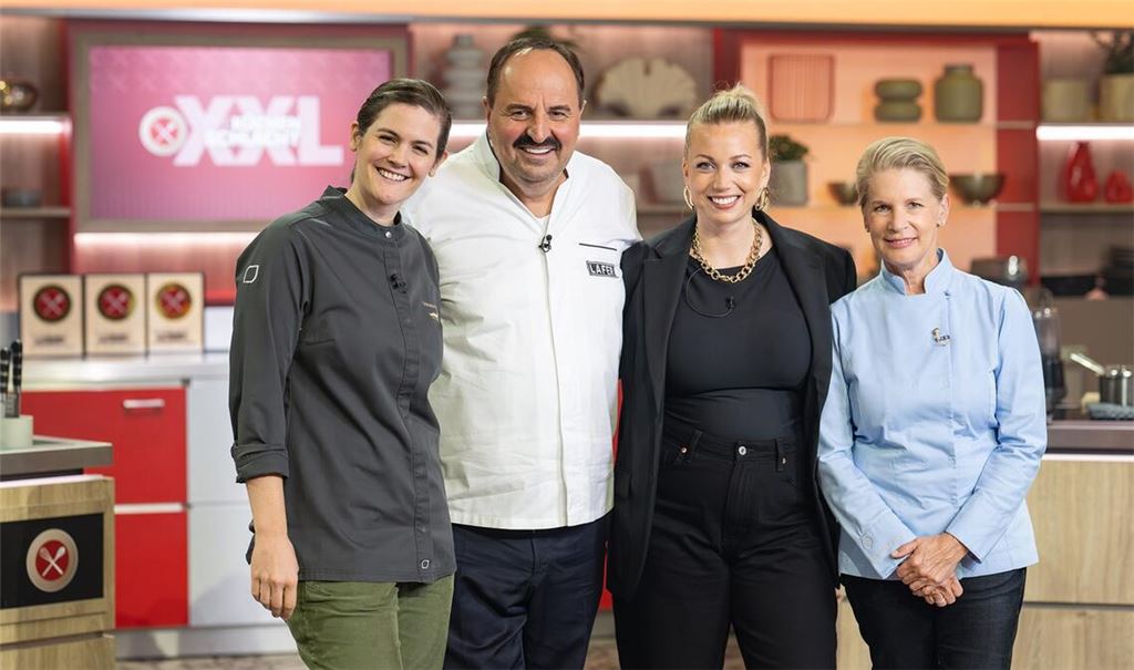 Moderatorin Zora Klipp (2. v. re.) und die Profiköche Viktoria Fuchs, Johann Lafer und Cornelia Poletto (v. li.) in "Die Küchenschlacht XXL"