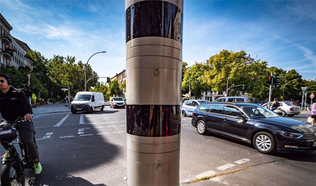 Moderne Blitzersäulen arbeiten zum Teil mit unsichtbarem Infrarotlicht – nachts reicht das aber nicht immer für Beweisfotos.