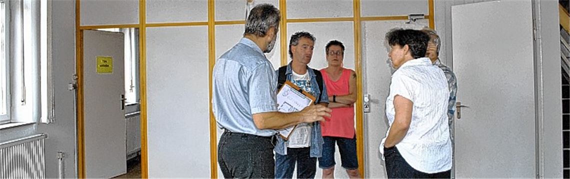 Modernisierung notwendig: In einem Besichtigungstermin beschäftigen sich die Mitglieder der Bürgerinitiative schon Anfang Juli mit den räumlichen Möglichkeiten des Schützinger Rathauses.